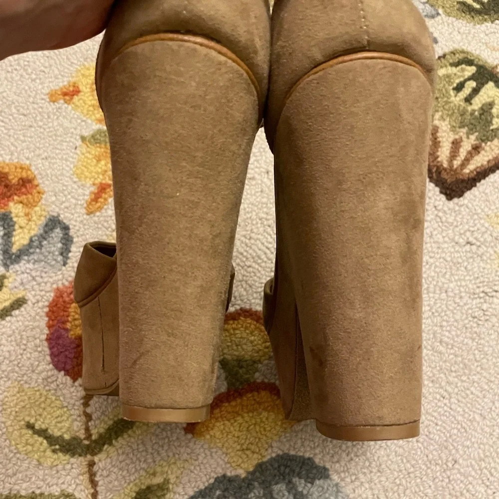 Women’s size 36 (US 6) vegan suede platform sandal Costes brand